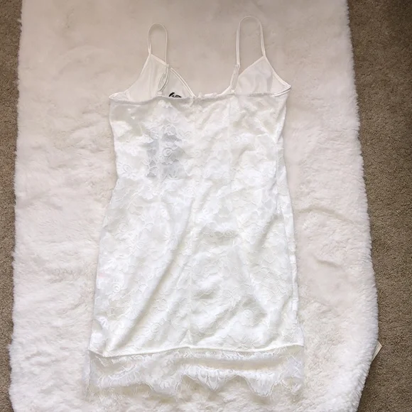 Pretty Little Thing PLT white satin lace body in dress - Picture 3 of 11